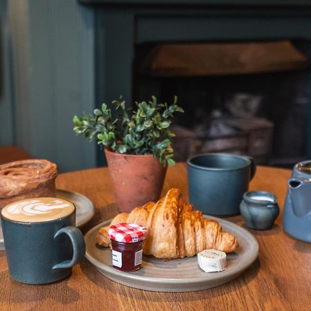 The Lazy Goose - Coffee House & Bedrooms Claypits 객실 사진